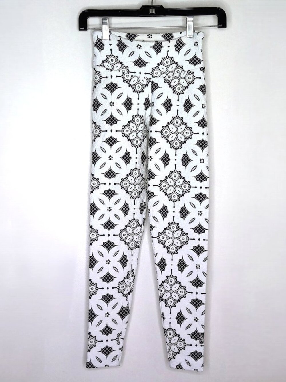 Coco on the Go Leggings Black White Faux Lace Print Ankle Textured Activewear XS